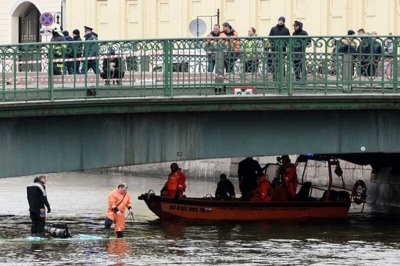 В Петербурге из утонувшего в Мойке автобуса достали восемь человек, один погиб